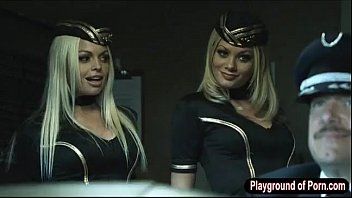 play الجنس على متن سفينة مع القبطان يمارس الجنس مع شيئين مثيرين