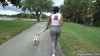 play Pasea al cachorro y tiene sexo duro por el culo