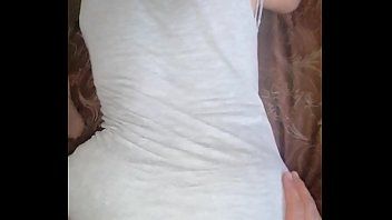 play MILF latina aux cheveux bouclés se fait pénétrer dans le vagin dans le dos