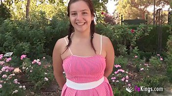 play La vierge de 18 ans fait l'amour dans le jardin parmi les fleurs
