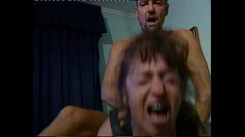 play Hij kreunt in zijn penis als een oud slangenhol