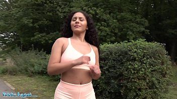 play Liv o frumoasa cu corp sexy face sex pe public
