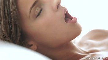 play Se excita la pizda fina cu vibrator nou primit cadou