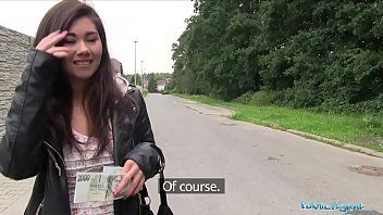 play Andreea viene filmata mentre penetra nei boschi da uno sconosciuto