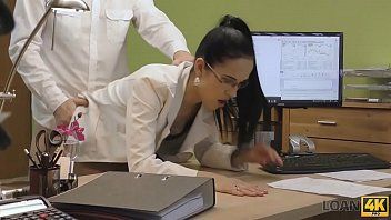 play Cómo entra el pene al jefe en la oficina