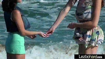 play Il la ramène de la plage à la maison et couche avec elle