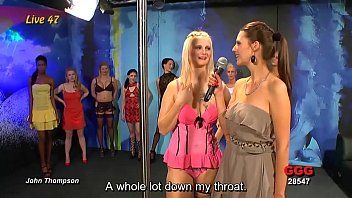 play La blonde sexy accepte d'avoir des relations sexuelles en public lors d'un événement