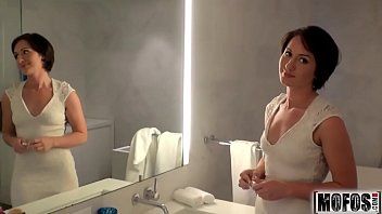 play La brune asexuée veut des relations sexuelles avec n'importe quel homme avec qui elle va