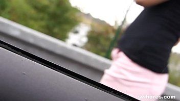 play Loreoana from Sibiu has sex in the car for money