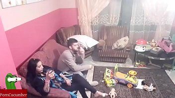 play Él tiene agarres en la granja, le da una bofetada a la mujer cuando la tira