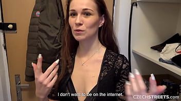 play Une jeune femme et une milf qui négocient pour l'argent reçu pour le sexe offert