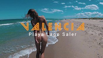play Des putes maigres qui se déshabillent sur la plage et courent sans