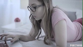play La piccola giovane donna presa lentamente perché è difficile per lei