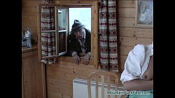 play Je vais à la montagne pendant les vacances de Noël et je fais xxx comme des corbeaux