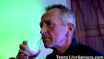 play Xxx mit Frauen, die Angestellte haben, die sie ficken, wann immer sie will