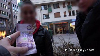 play Er nimmt sie am Genick und fickt ihre bezahlten Mädchen brutal, um Sex auf dem kaputten xnxx zu haben