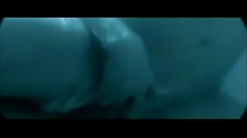 play Cette chatte blonde a de très grosses fesses et est tenue par la tête quand elle fait du xxx oral