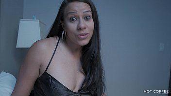 play Il sesso con la telecamera nascosta viene filmato quando viene scopata da papà grasso
