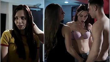 play Queste bellissime ragazze adolescenti del villaggio sono sedute sotto gli ombrelloni, aprendo la gola il più possibile