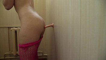 play Sie hat einen Vibrator an ihrer Klitoris und einen weiteren Vibrator an ihrer Muschi, den sie ganz zügig einführt