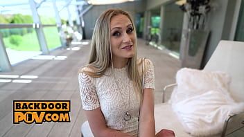 play Wieśniaczka chce ci udowodnić, że jest obdarzona cechami seksualnymi