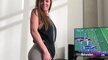 play She breaks her pantyhose to see her in her naked pussy because she doesn't have panties