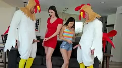play Stiefvater teilt echten Schwanz mit den Teenie-Schönheiten Fiona Frost und Lulu Chu