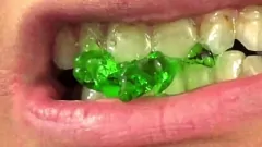 play Fifi Foxx‘ intime Mund-Vore-Begegnung mit Gummibärchen