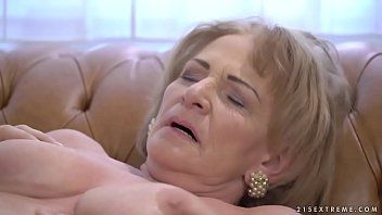 play Esta gata fica totalmente excitada quando eu lambo sua buceta levemente