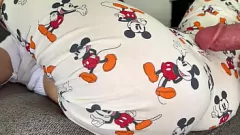 play Grosse bite frottant la chatte rasée d'une ado asiatique pendant qu'elle baise