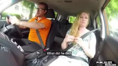 play La chatte humide de l'instructeur de voiture blonde se fait baiser POV en public