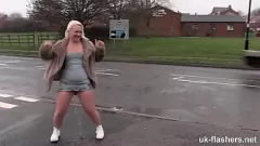 play British Milf Pissing Reality: Öffentliches Blinken und Sexspielzeug Spaß im Park