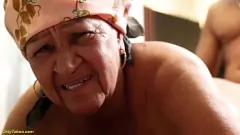 play Bunica de 72 de ani Dona Kika distrusă în anal extrem de grosolan