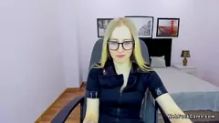 play Euro blonde dans des lunettes clignote de petits seins sur la webcam
