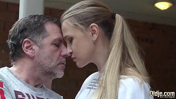 play Princesse sexy baisée hardcore par son père avec une grosse bite