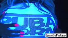 play Samantha Saint's Black Light Solo - chatte, seins et gros seins exposés