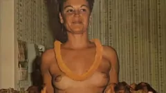 play Noël rétro lesbien: pornostalgie vintage avec de gros seins et courbes naturelles