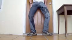 play Verzweifelte Jeans benetzen und explosive Cumshot