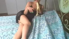 play نحيف في سن المراهقة وقحة العميق الموز في الإباحية اللسان الساخنة