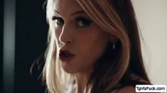 play La tetona T-Girl Izzy Wilde domina analmente a Melanie Brooks en un encuentro tórrido