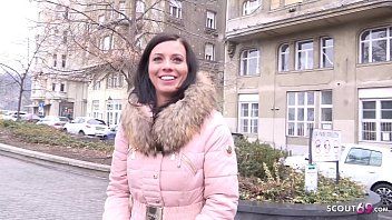 play Vichy o mprietena singat agataticul pe public si fututa live